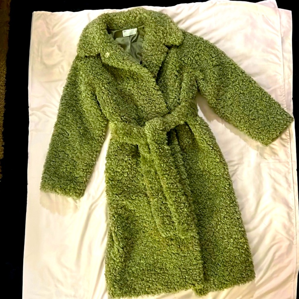 Ready for winter?!?! You will be with this beautiful olive green coat size 10.